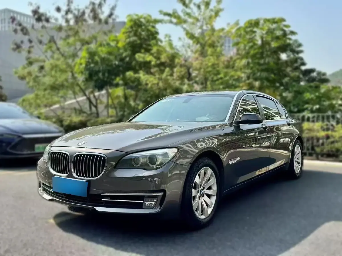 2013 BMW 7 Series 3.0T 320HP L6 8AT