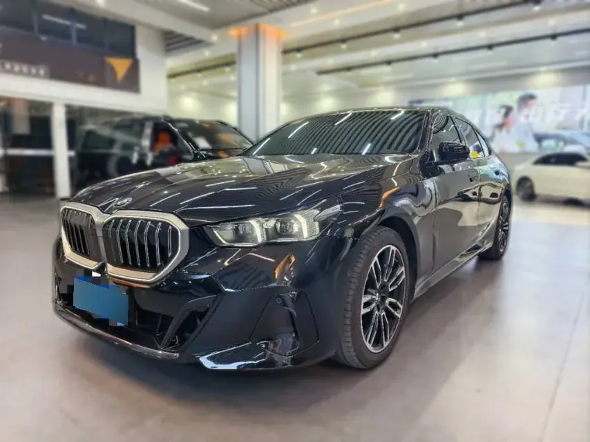 2024 BMW 5 Series 2.0T 190HP L4 8AT