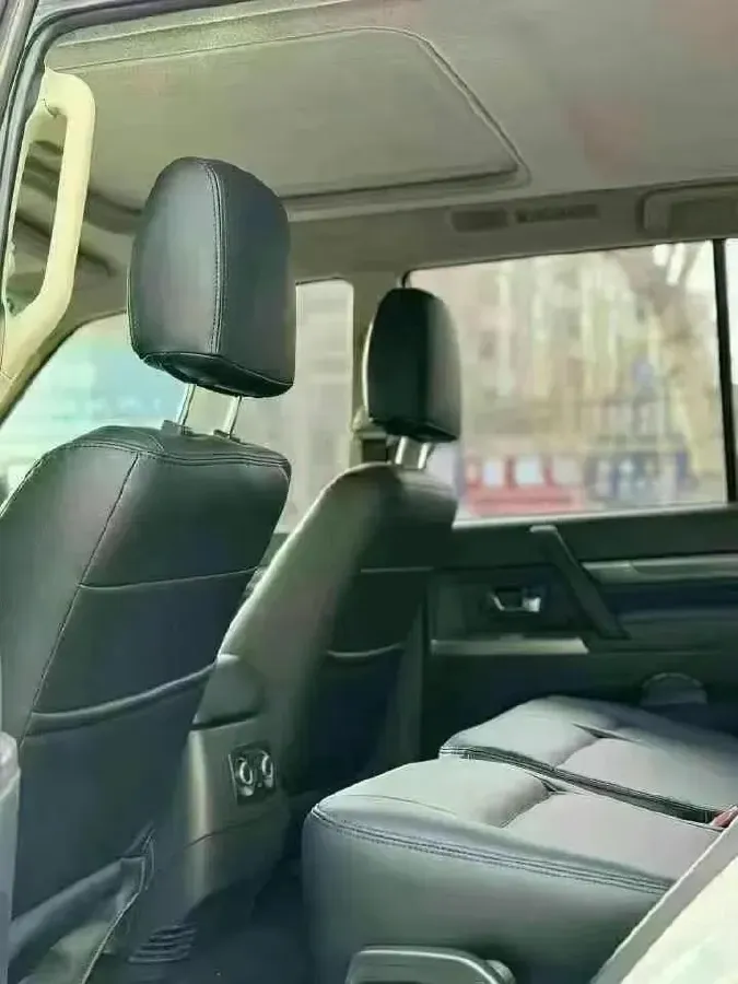 2004 Mitsubishi Pajero 2.0 5MT,autocango,china used car exporter,china ev exporter,chinese used car exporter,chinese used ev exporter