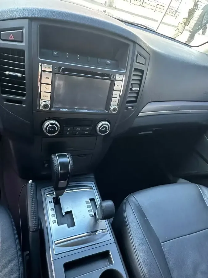 2014 Mitsubishi Pajero 3.0L 177HP V6 5AT,autocango,china used car exporter,china ev exporter,chinese used car exporter,chinese used ev exporter