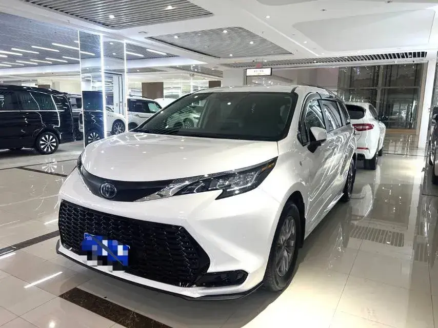 2024 Toyota Sienna 2.5L 189HP L4 E-CVT Hybrid