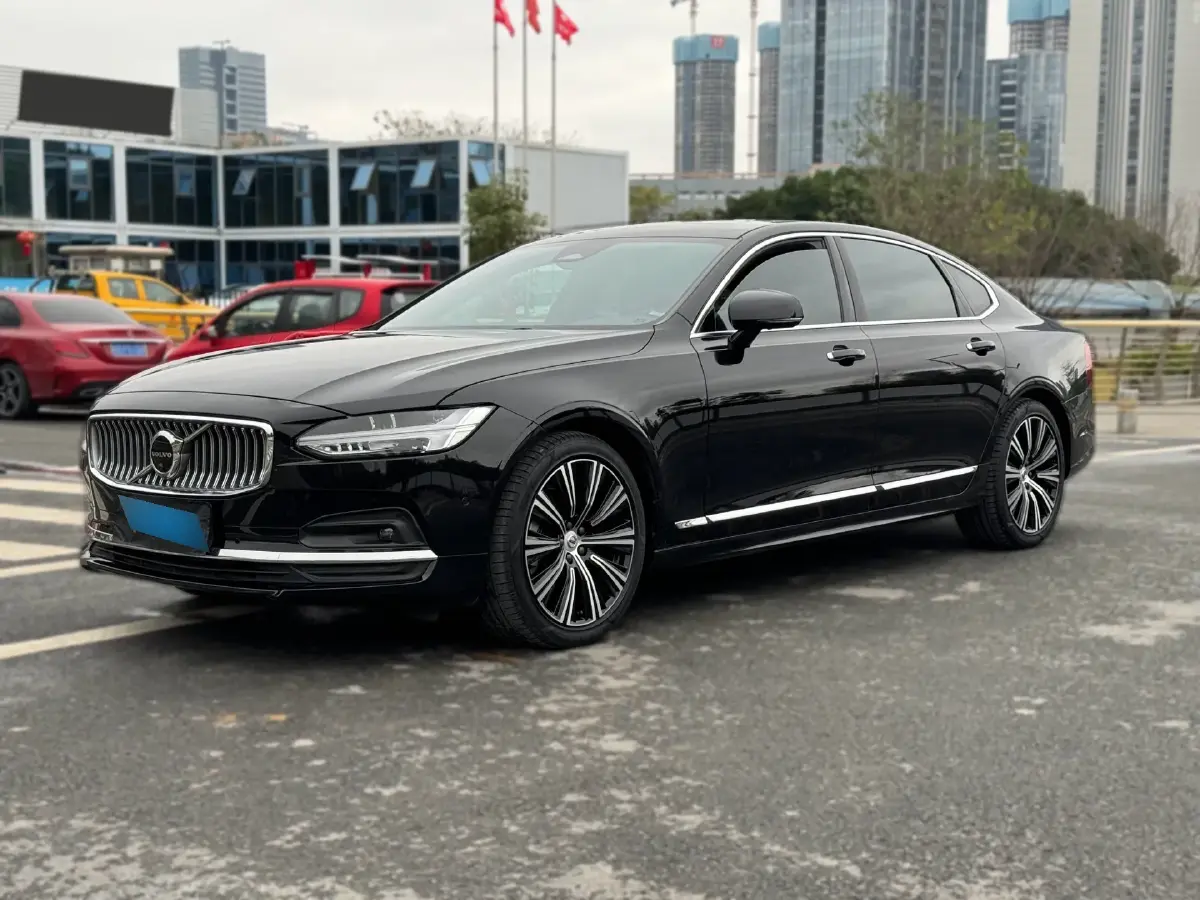 2022 Volvo S90 2.0T 250HP L4 8AT