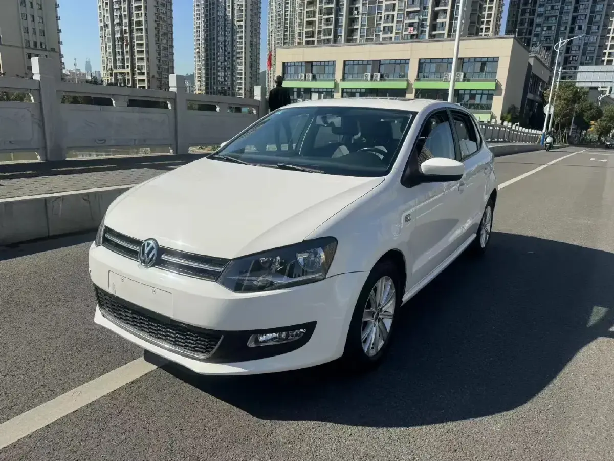 2014 Volkswagen Polo 1.4L 90HP L4 6AT