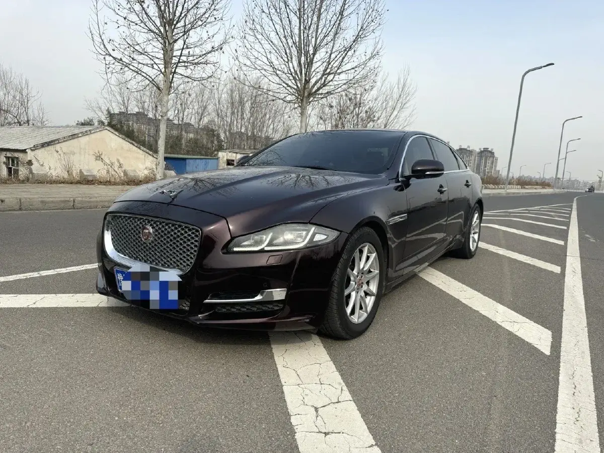 2016 Jaguar XJ 2.0T 240HP L4 8AT