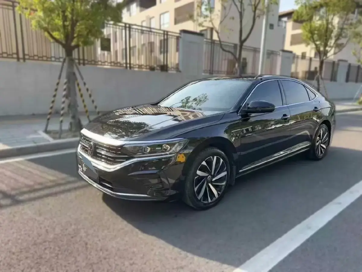 2023 Volkswagen Passat 2.0T 220HP L4 7DCT