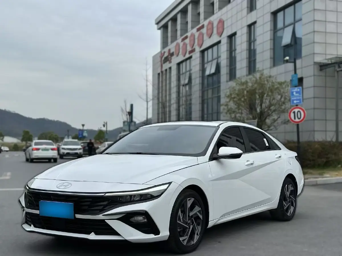 2023 Hyundai Elantra 1.5L 115HP L4 CVT