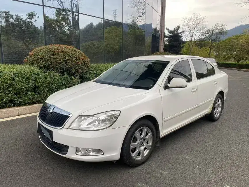 2013 Skoda Octavia 2.0L 120HP L4 5MT