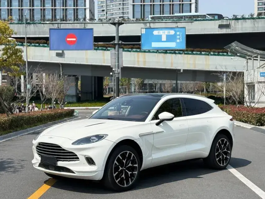 2022 Aston Martin DBX 4.0T 550HP V8 9AT