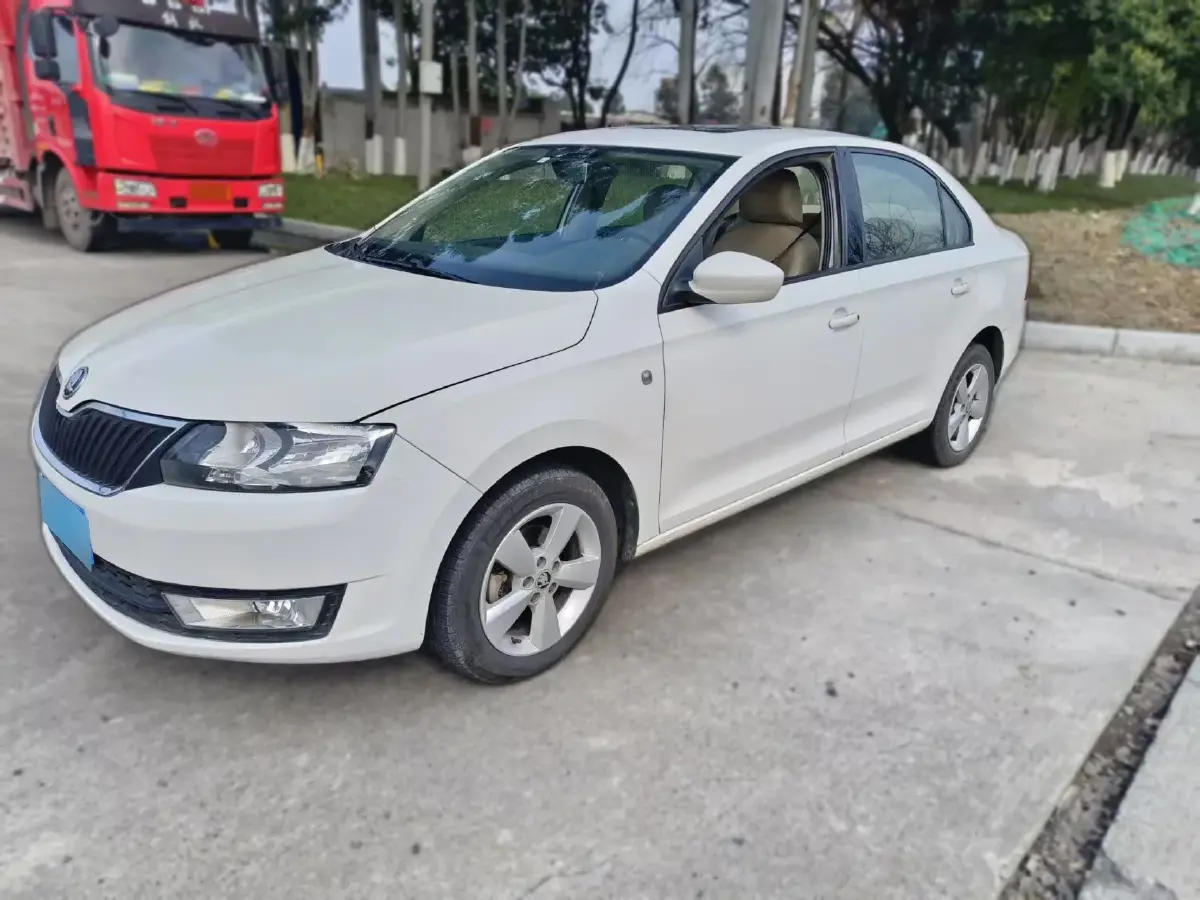 2015 Skoda Rapid 1.4L 90HP L4 5MT