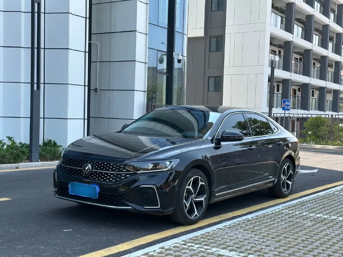 2023 Volkswagen Passat 2.0T 186HP L4 7DCT