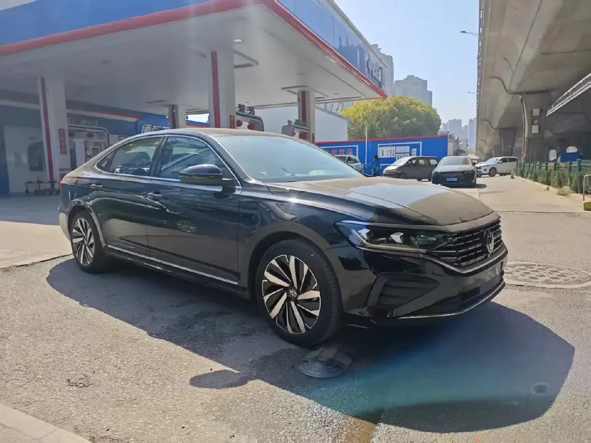 2024 Volkswagen Passat 2.0T 220HP L4 7DCT