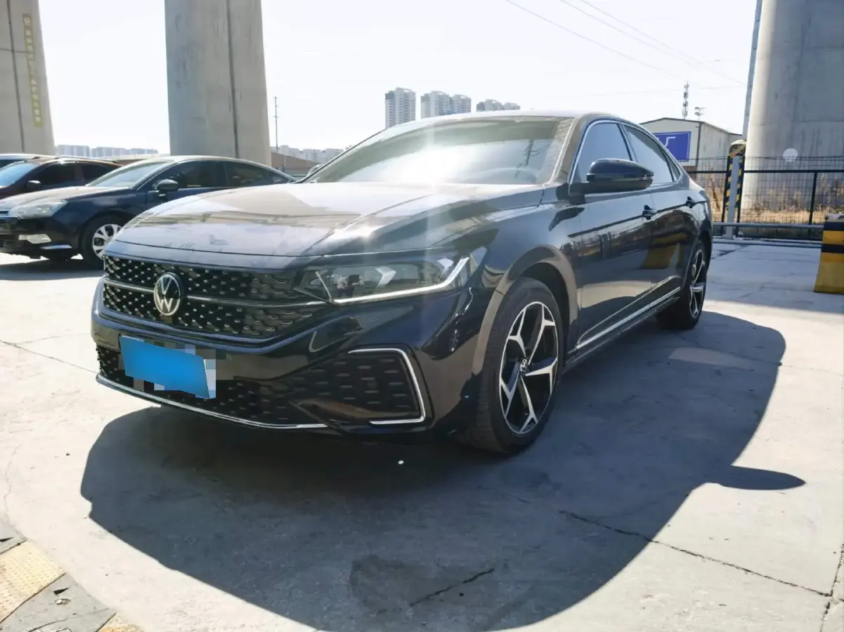 2024 Volkswagen Passat 2.0T 220HP L4 7DCT