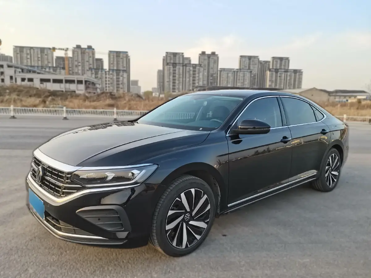 2024 Volkswagen Passat 2.0T 220HP L4 7DCT