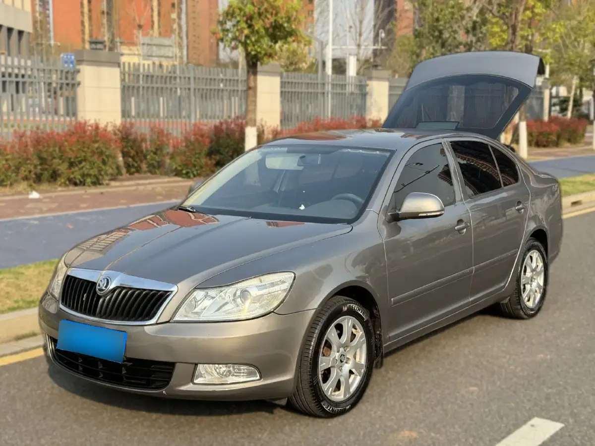 2013 Skoda Octavia 2.0L 120HP L4 5MT