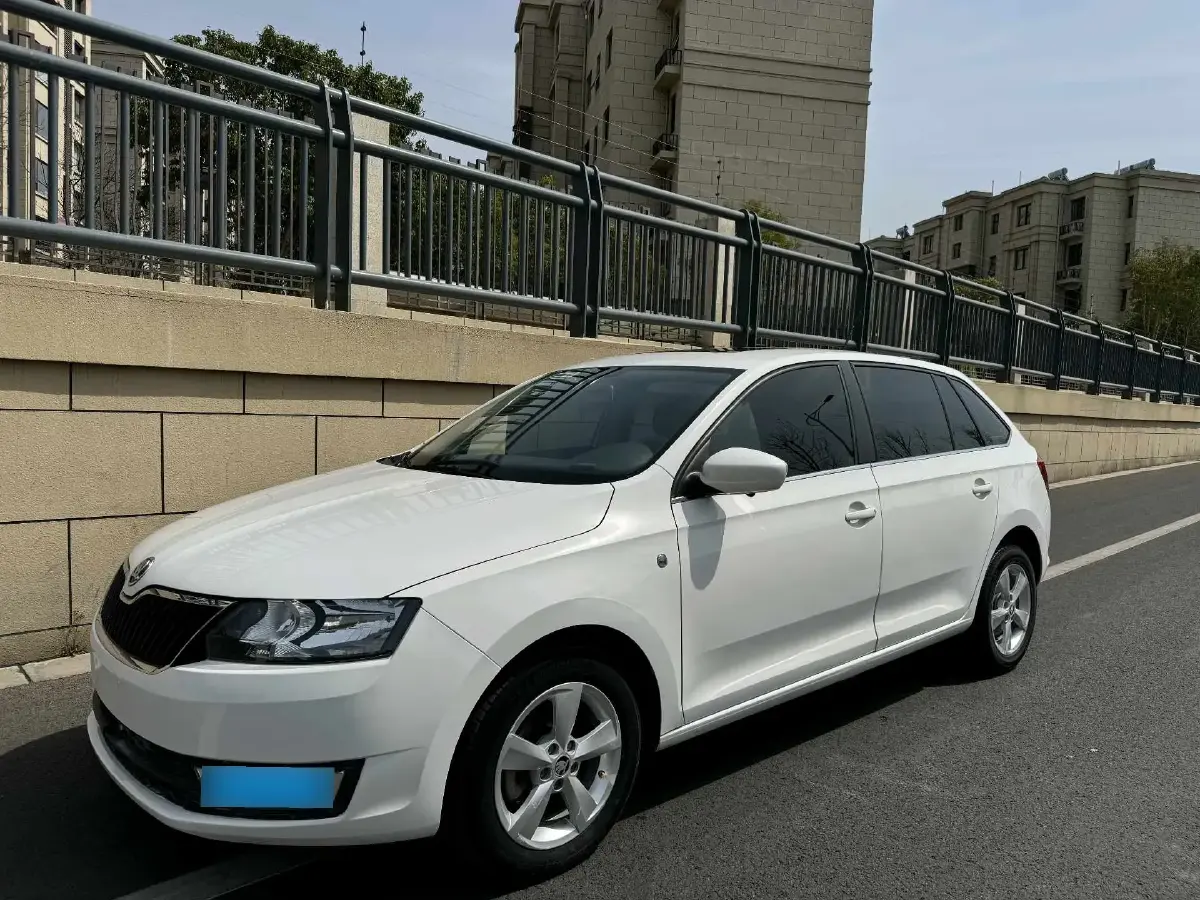 2014 Skoda Rapid Spaceback 1.6L 110HP L4 5MT