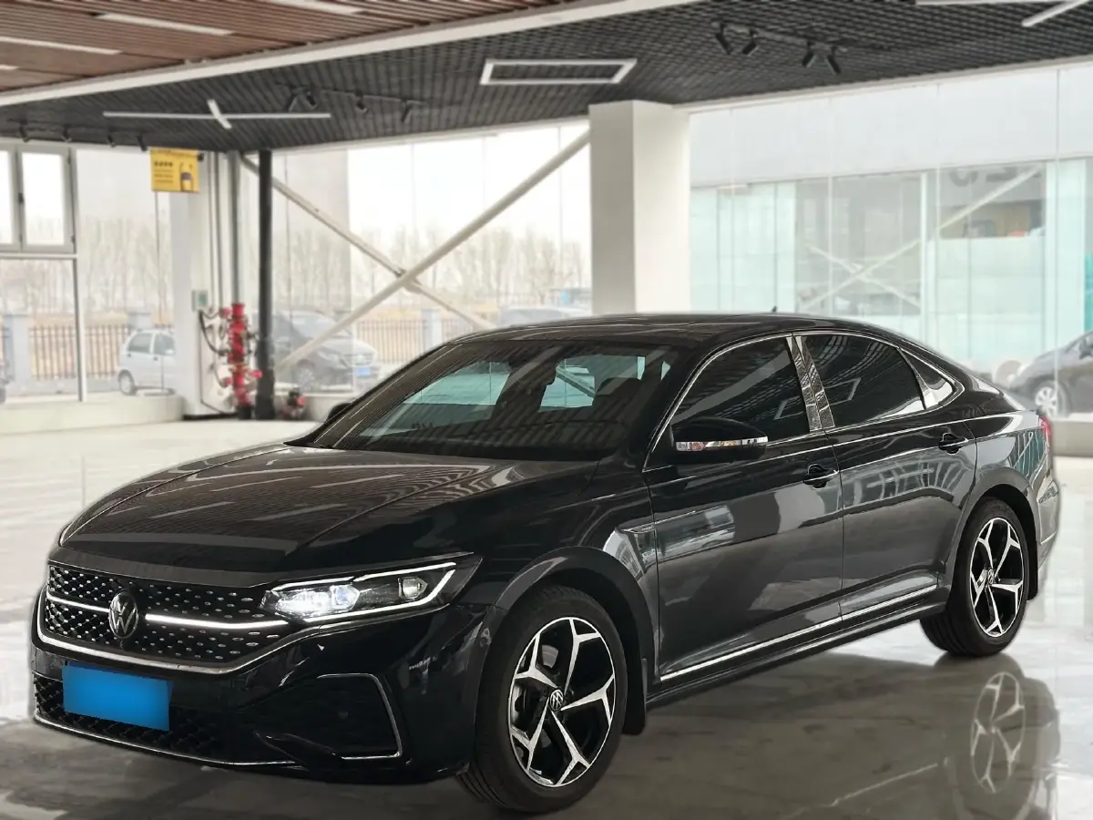 2024 Volkswagen Passat 2.0T 220HP L4 7DCT