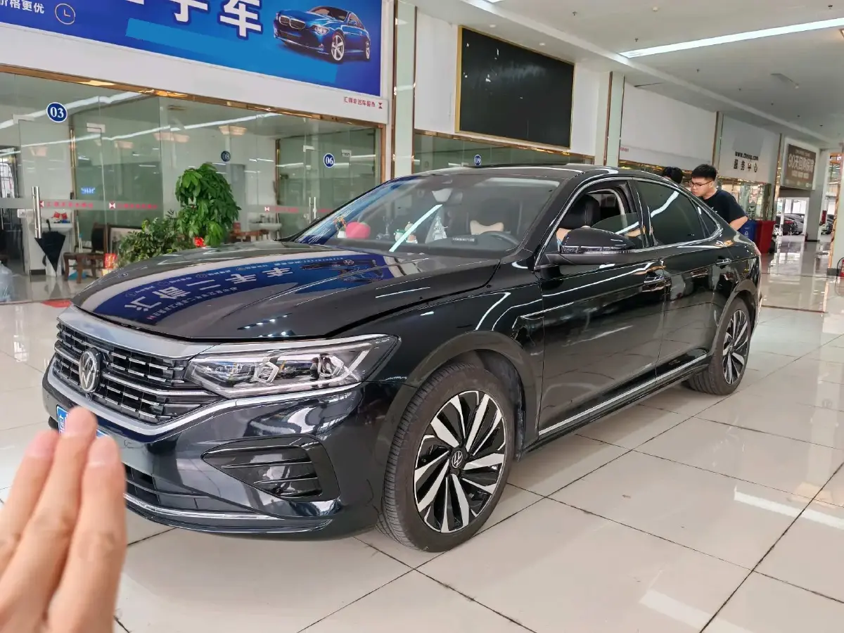 2023 Volkswagen Passat 2.0T 220HP L4 7DCT