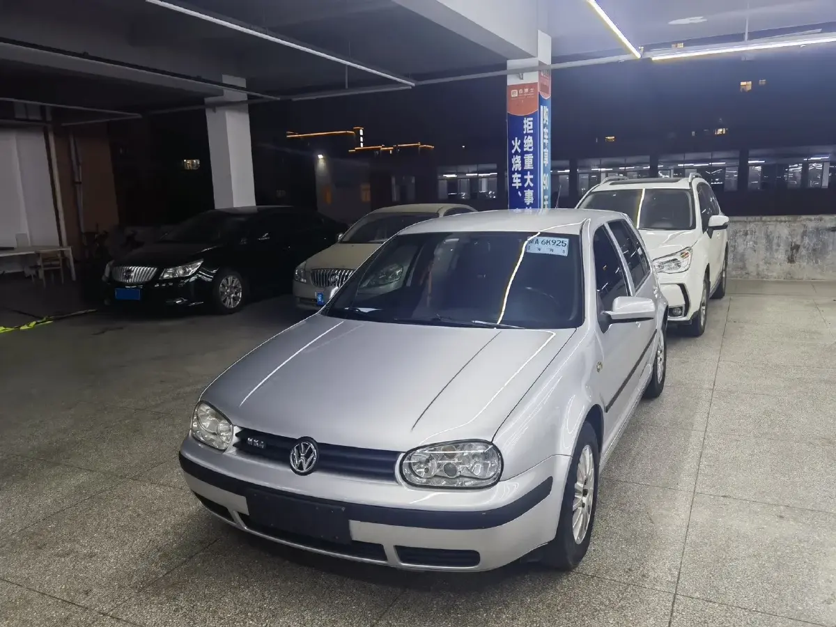 2004 Volkswagen Golf 1.6L 100HP L4 5MT