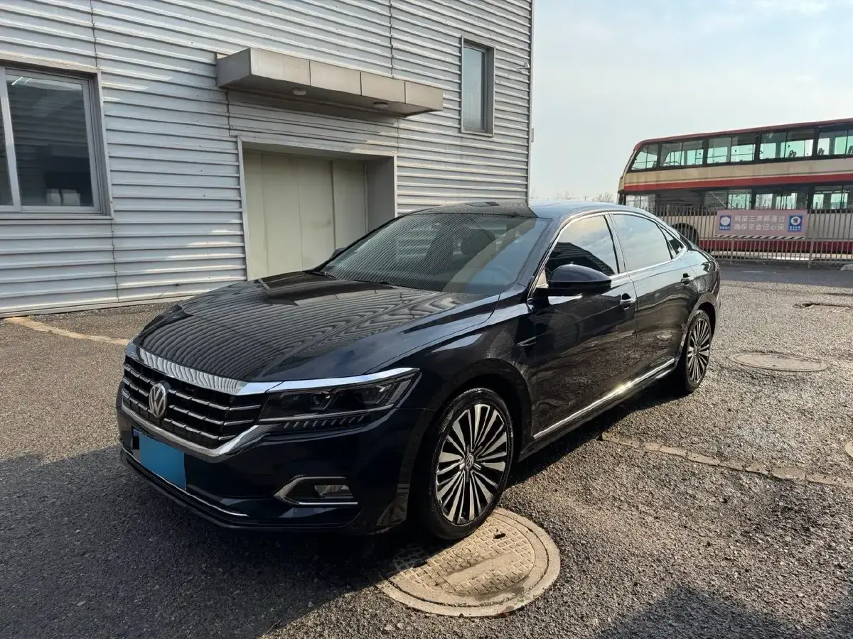 2019 Volkswagen Passat 2.0T 220HP L4 7DCT