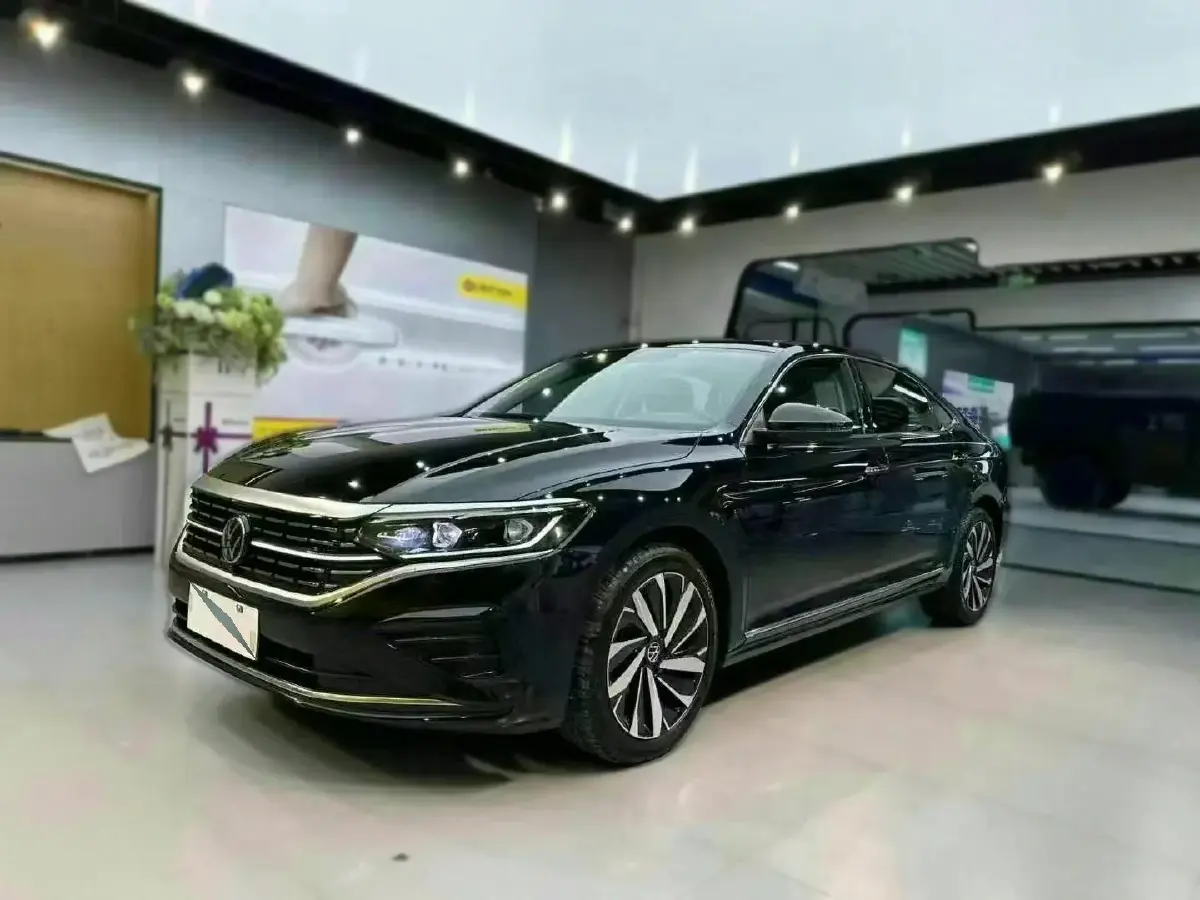 2024 Volkswagen Passat 2.0T 220HP L4 7DCT