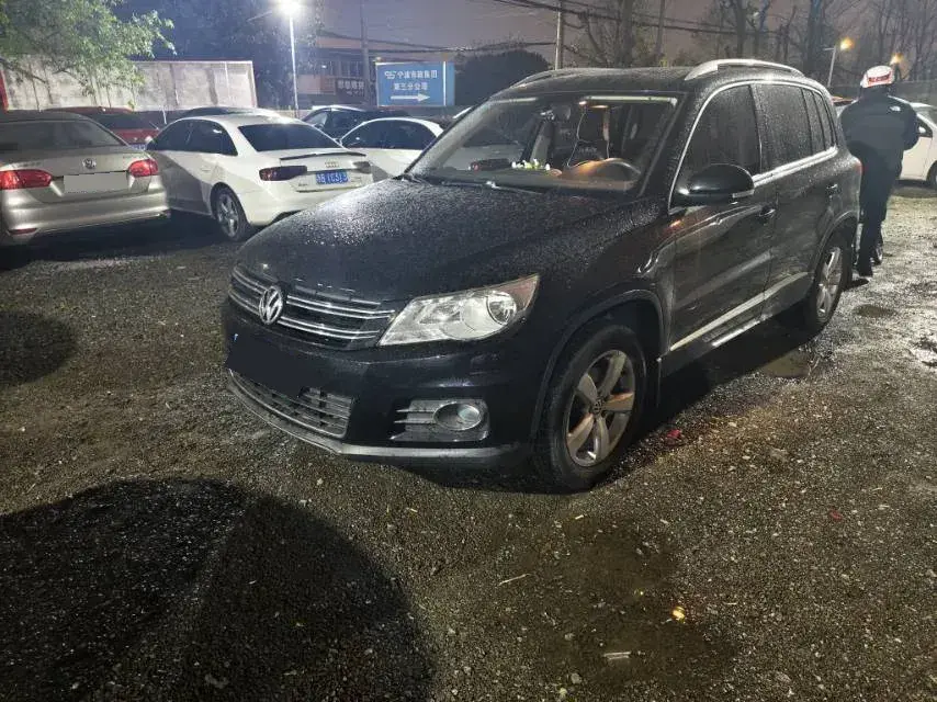 2012 Volkswagen Tiguan 2.0T 200HP L4 6AT