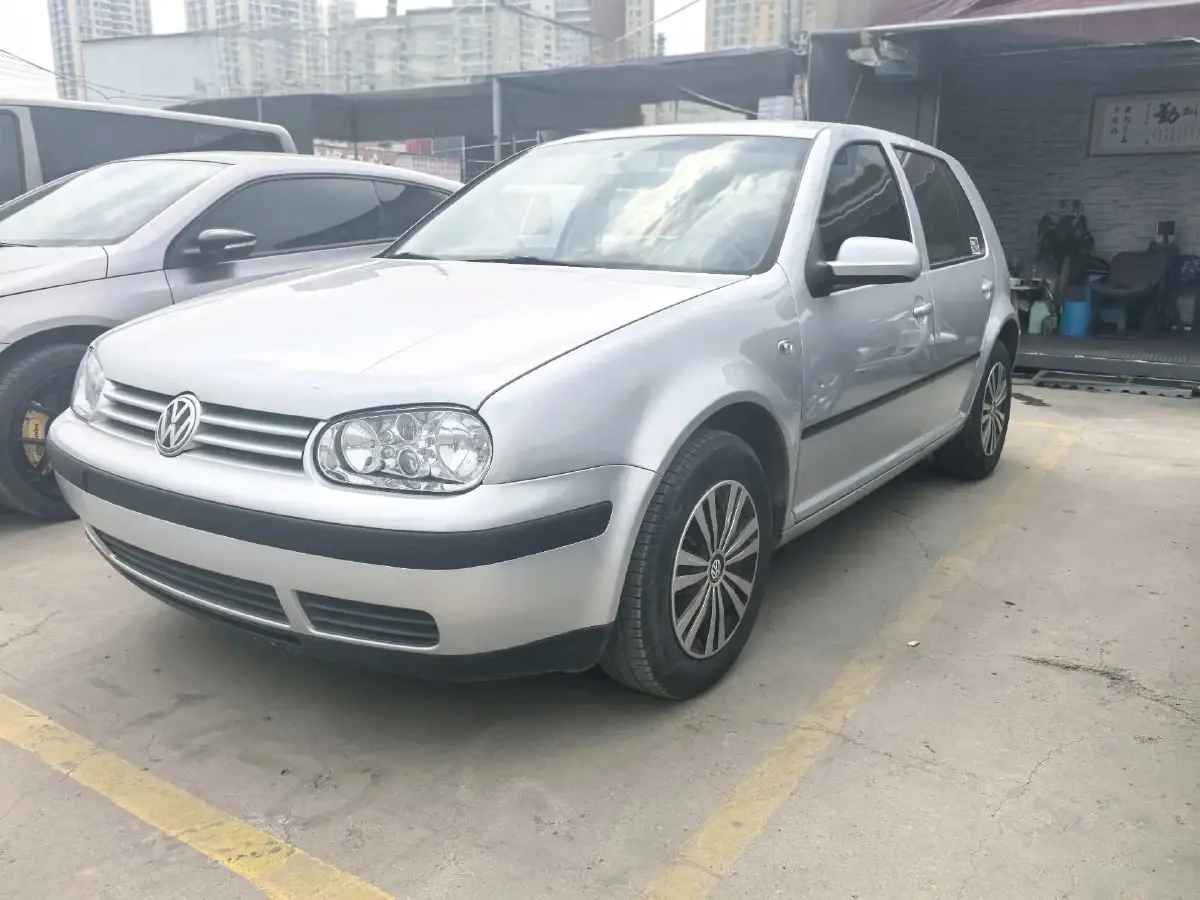 2010 Volkswagen Golf 1.6L 105HP L4 5MT