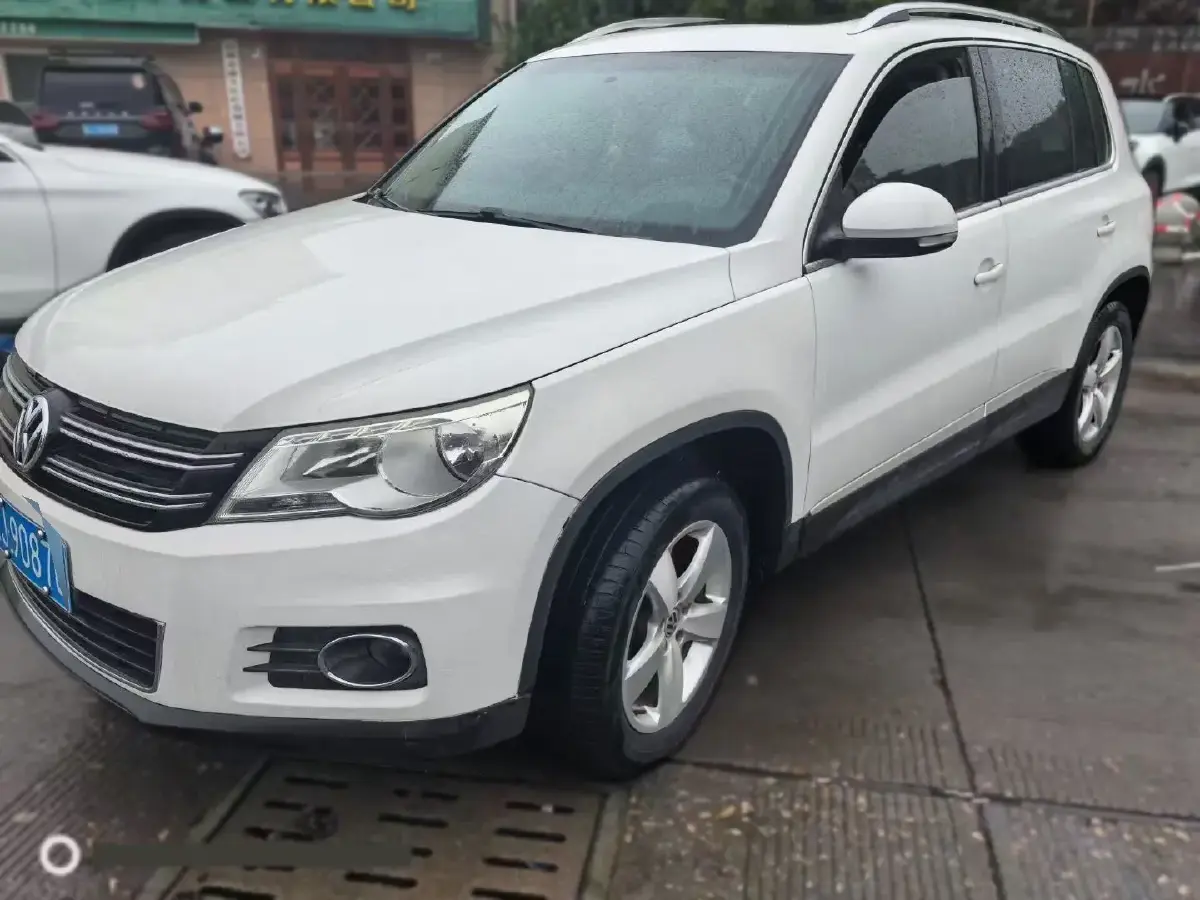 2012 Volkswagen Tiguan 2.0T 200HP L4 6AT
