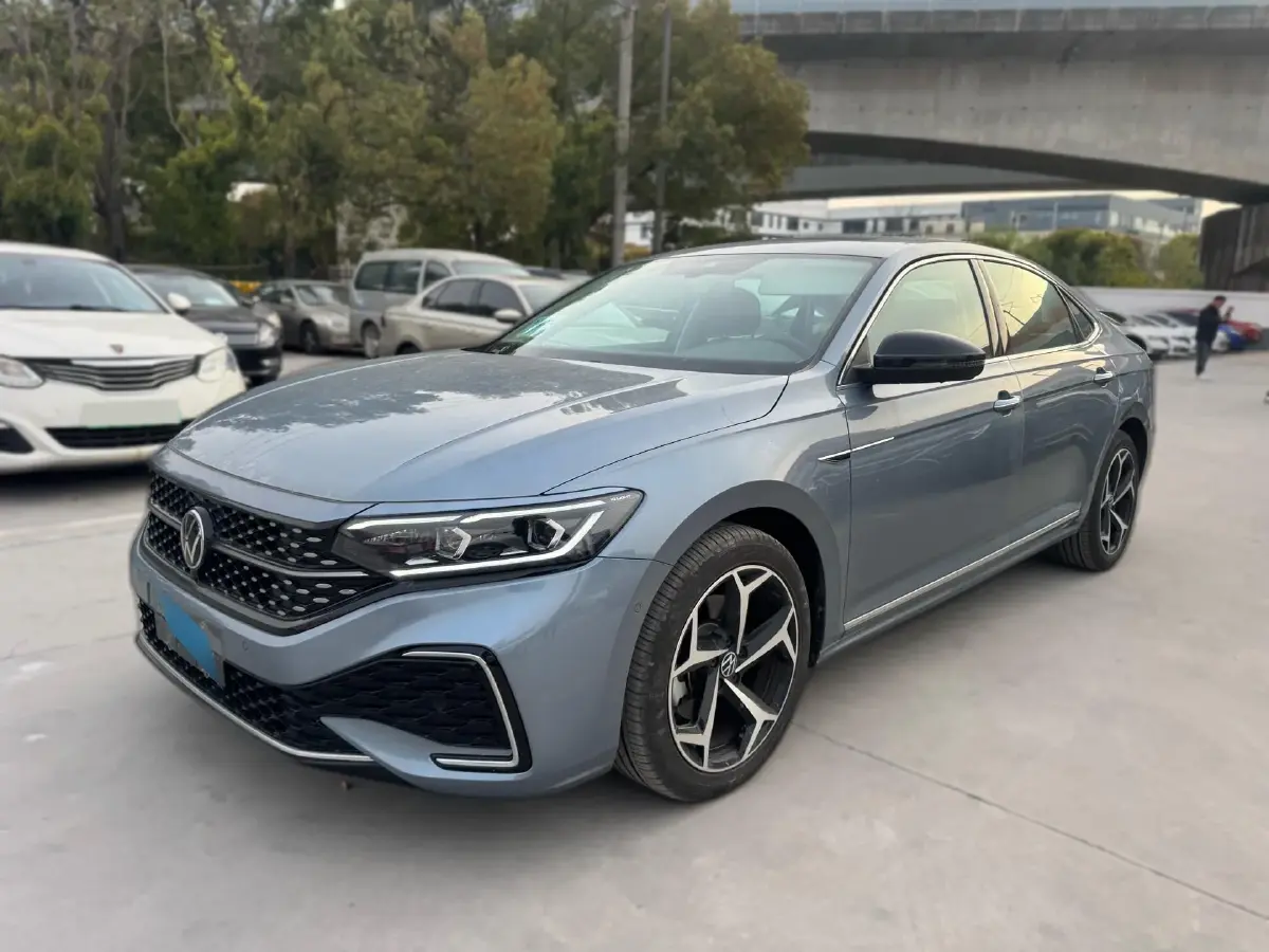 2023 Volkswagen Passat 2.0T 186HP L4 7DCT