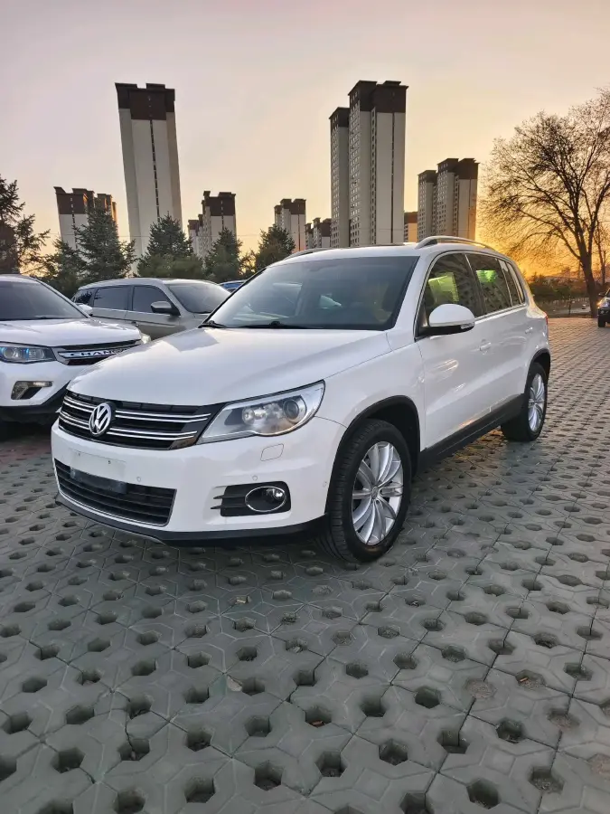 2012 Volkswagen Tiguan 2.0T 200HP L4 6AT