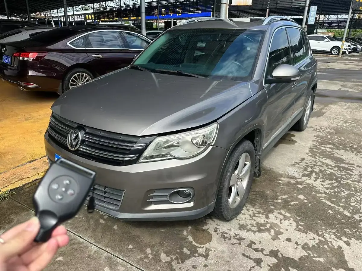 2012 Volkswagen Tiguan 2.0T 200HP L4 6AT