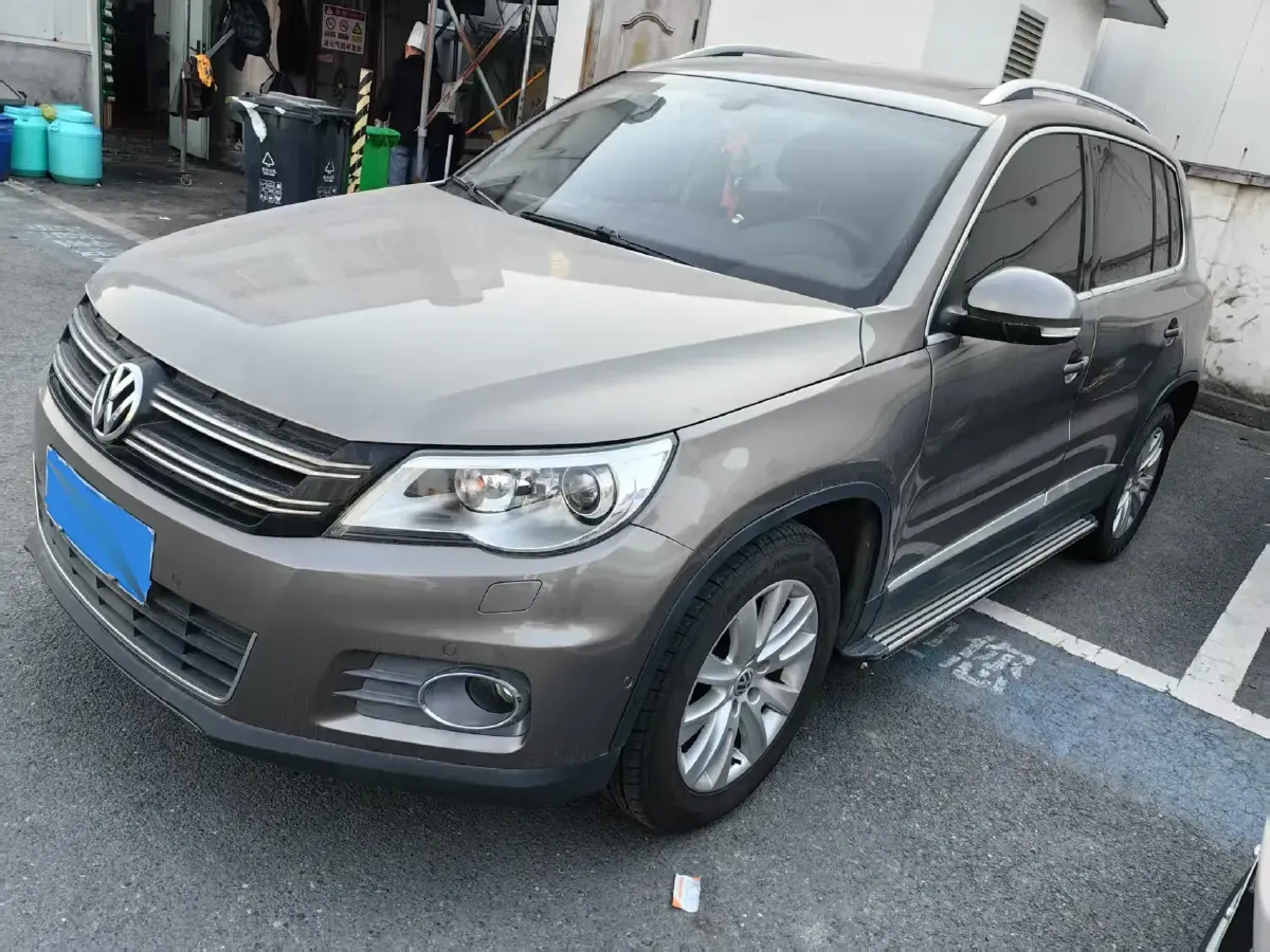 2010 Volkswagen Tiguan 2.0T 200HP L4 6AT