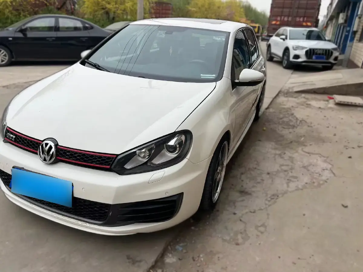 2010 Volkswagen GolfGTI 2.0T 200HP L4 6DCT