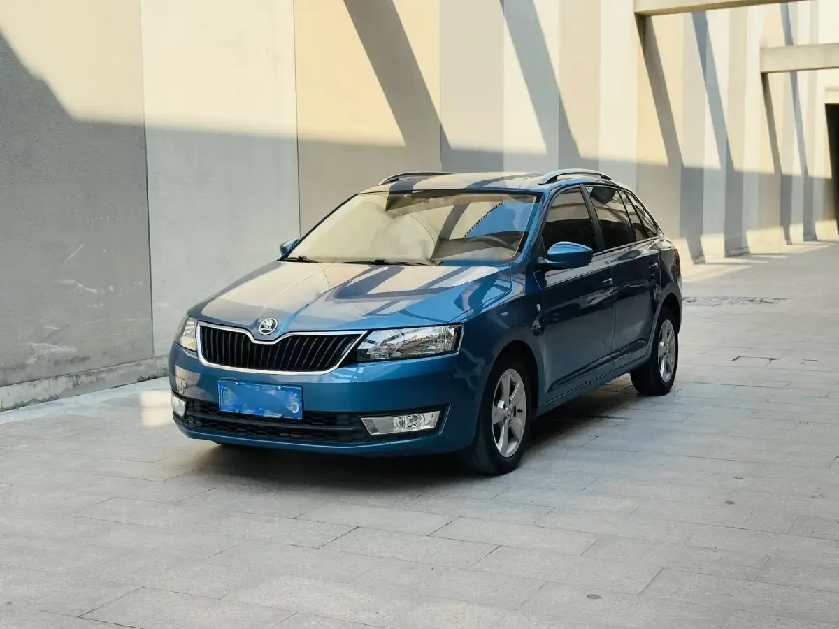 2014 Skoda Rapid Spaceback 1.6L 110HP L4 5MT