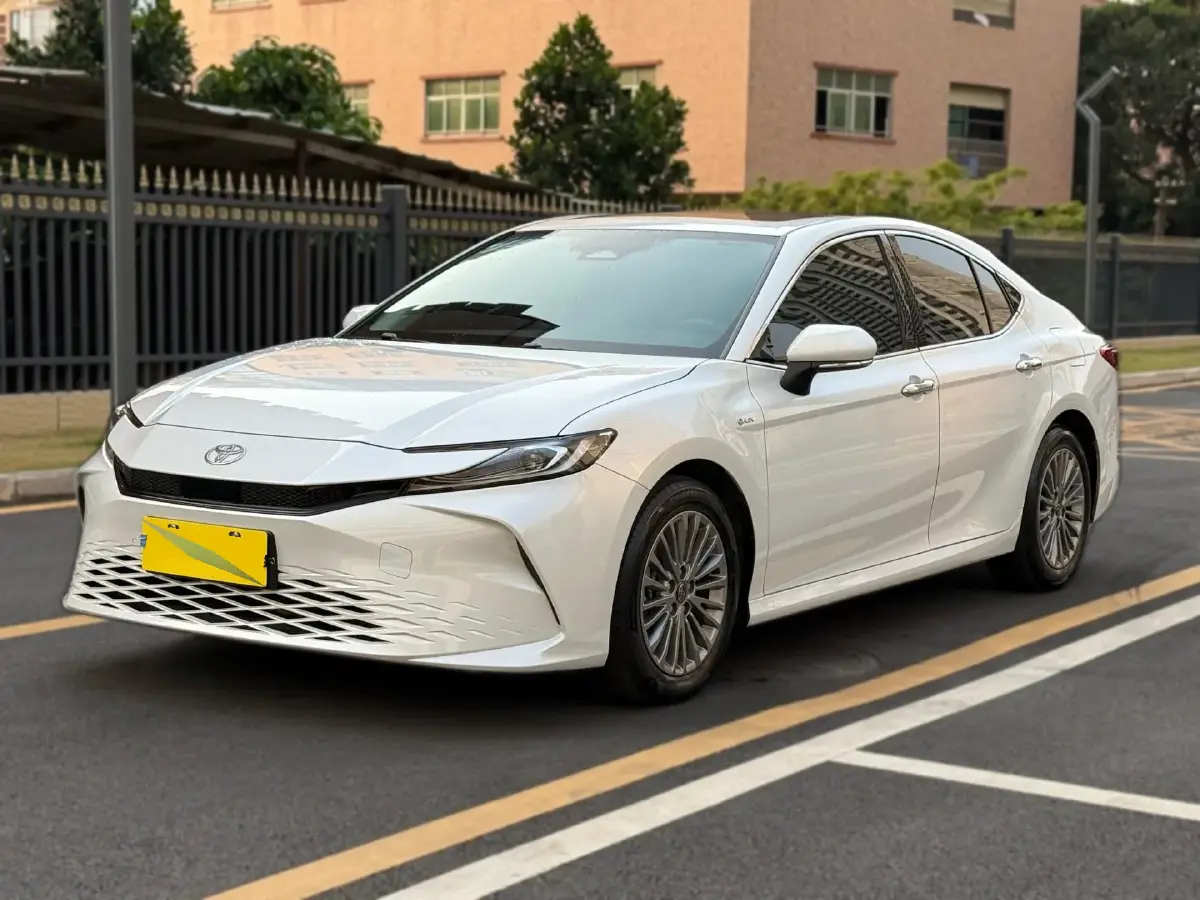 2024 Toyota Camry 2.0L 152HP L4 E-CVT Hybrid