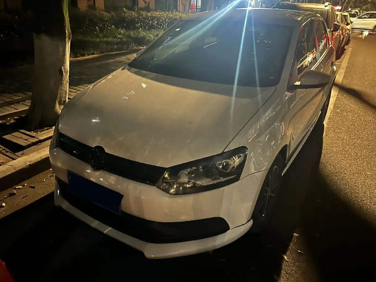 2016 Volkswagen Polo 1.4L 90HP L4 6AT