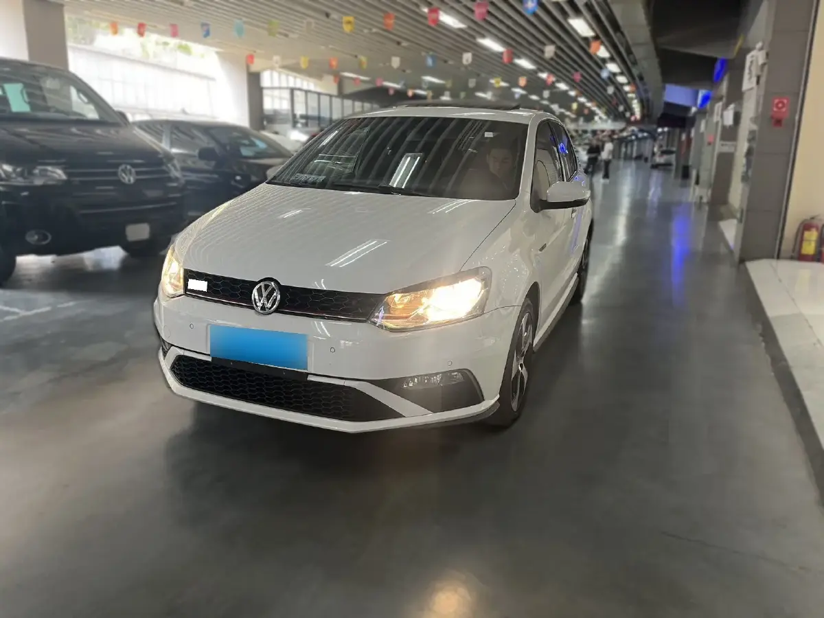 2016 Volkswagen Polo 1.4T 150HP L4 7DCT