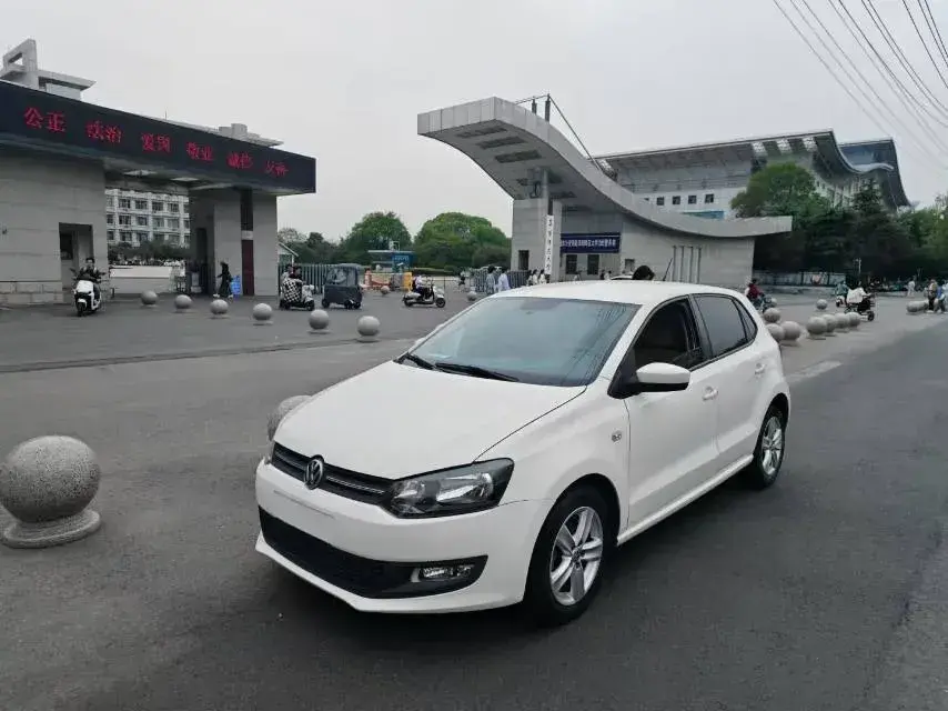 2011 Volkswagen Polo 1.4L 86HP L4 6AT