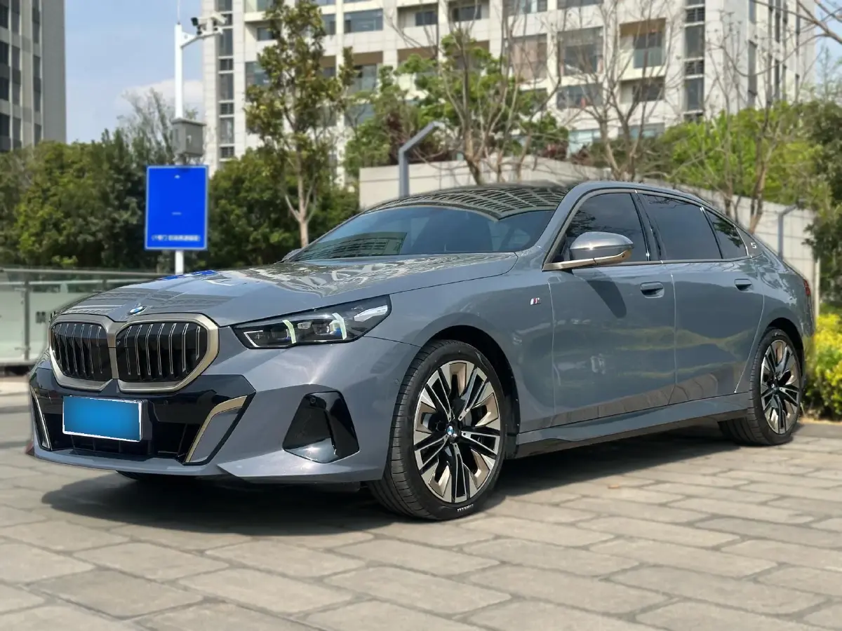 2024 BMW 5 Series 2.0T 258HP L4 8AT