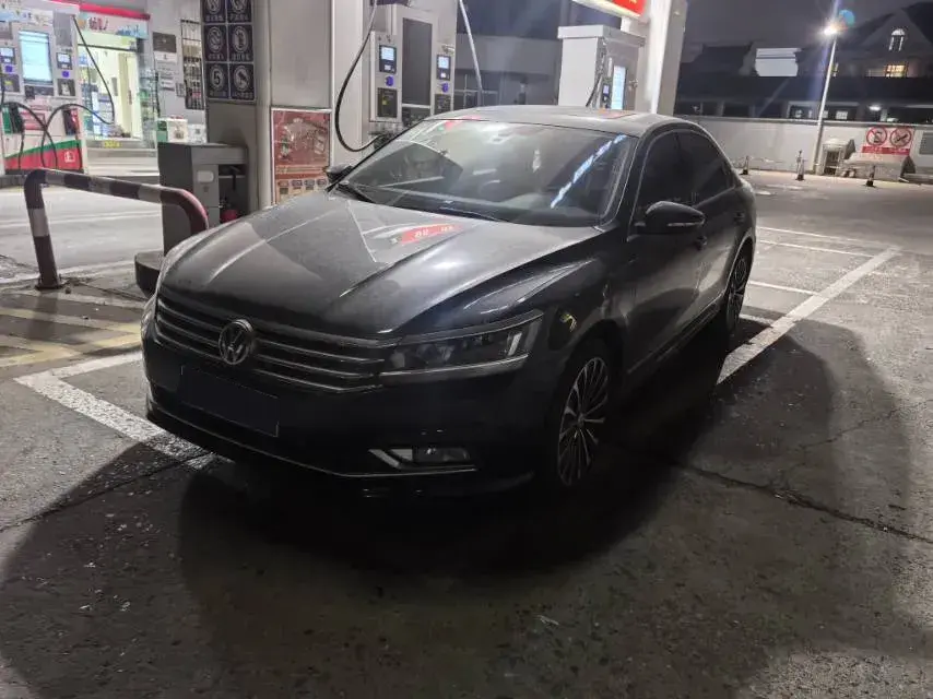 2017 Volkswagen Passat 2.0T 220HP L4 7DCT