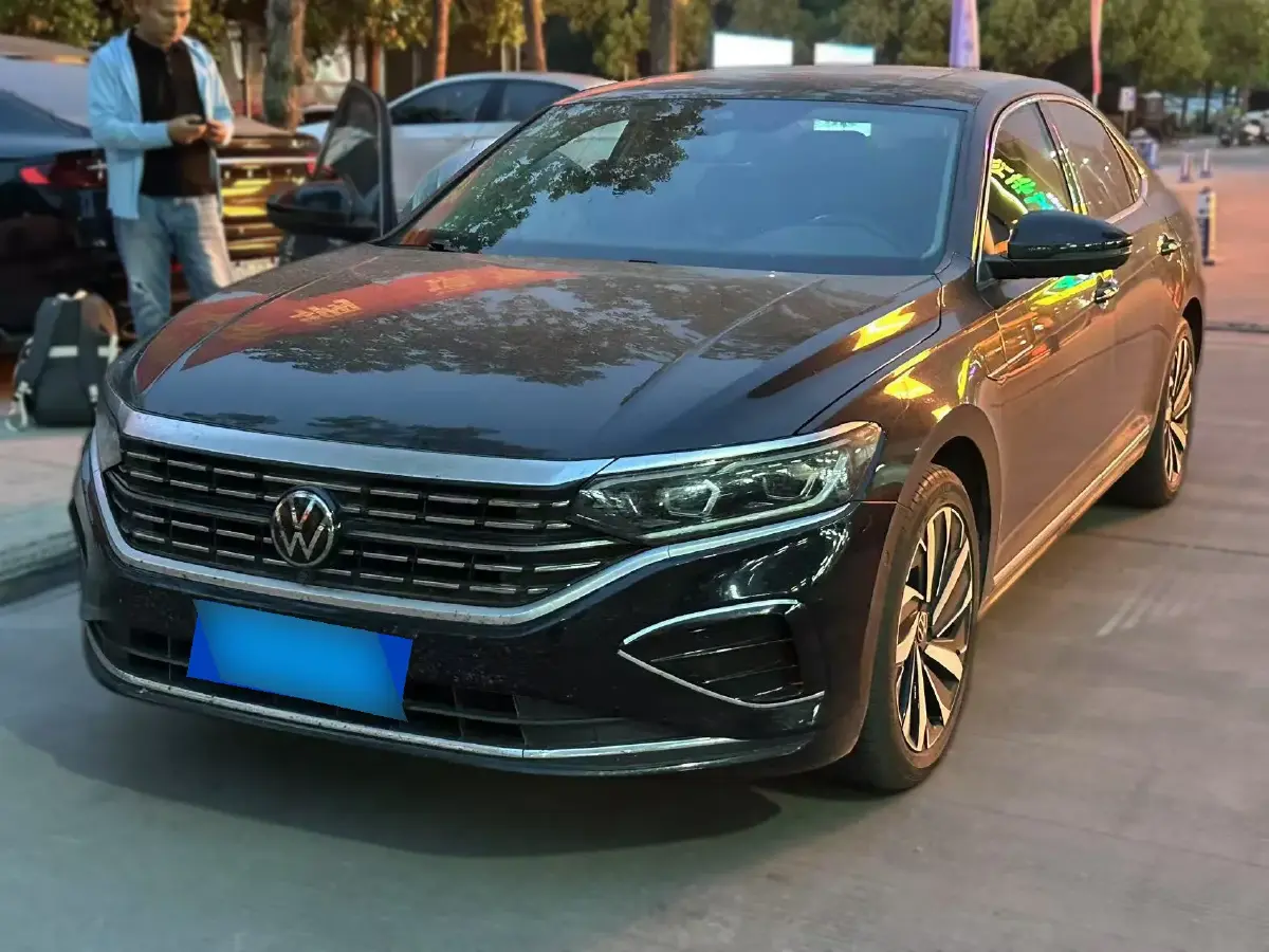 2024 Volkswagen Passat 2.0T 220HP L4 7DCT