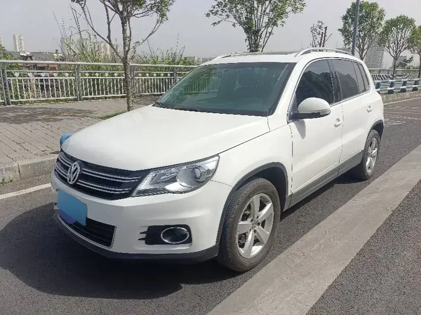 2012 Volkswagen Tiguan 2.0T 200HP L4 6AT