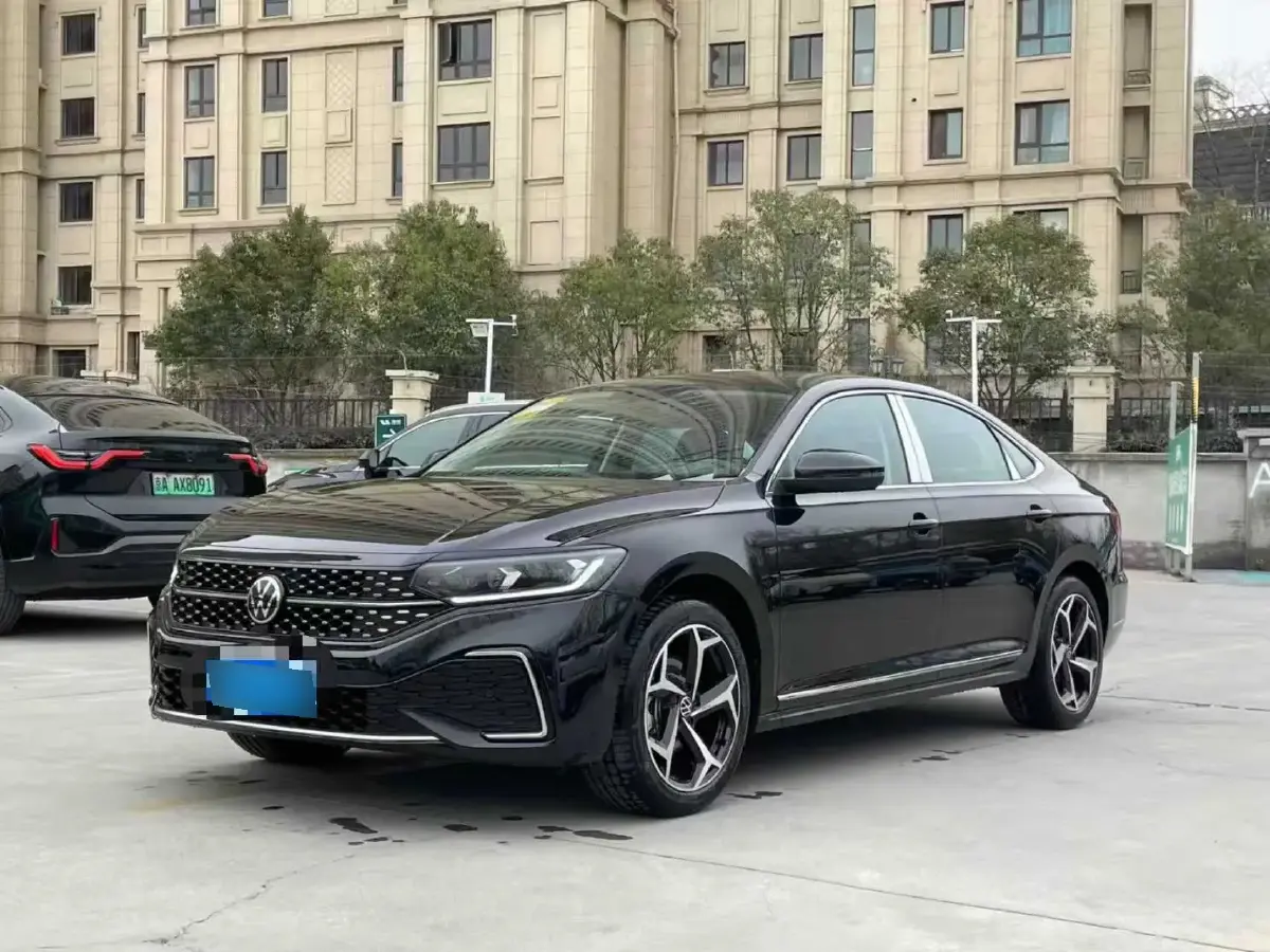 2025 Volkswagen Passat 2.0T 186HP L4 7DCT