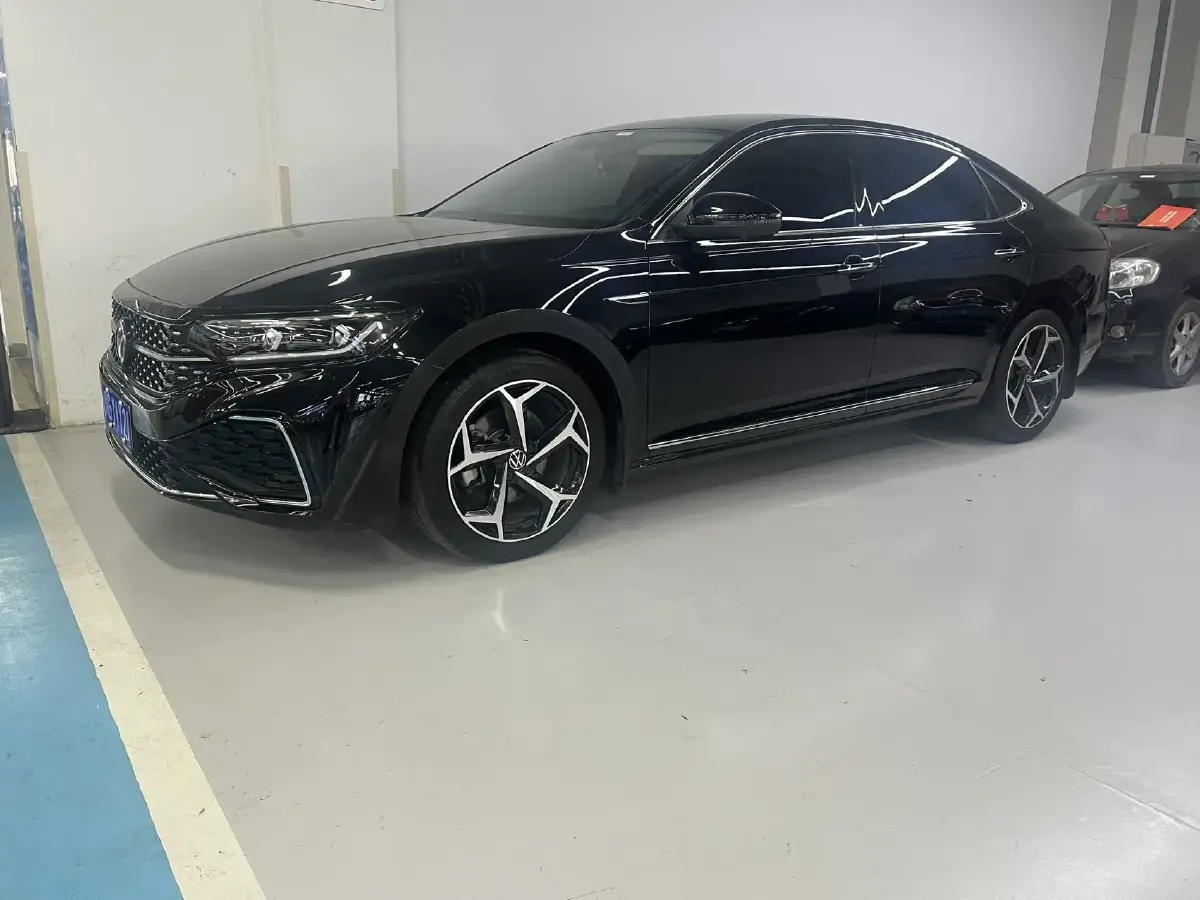 2023 Volkswagen Passat 2.0T 186HP L4 7DCT
