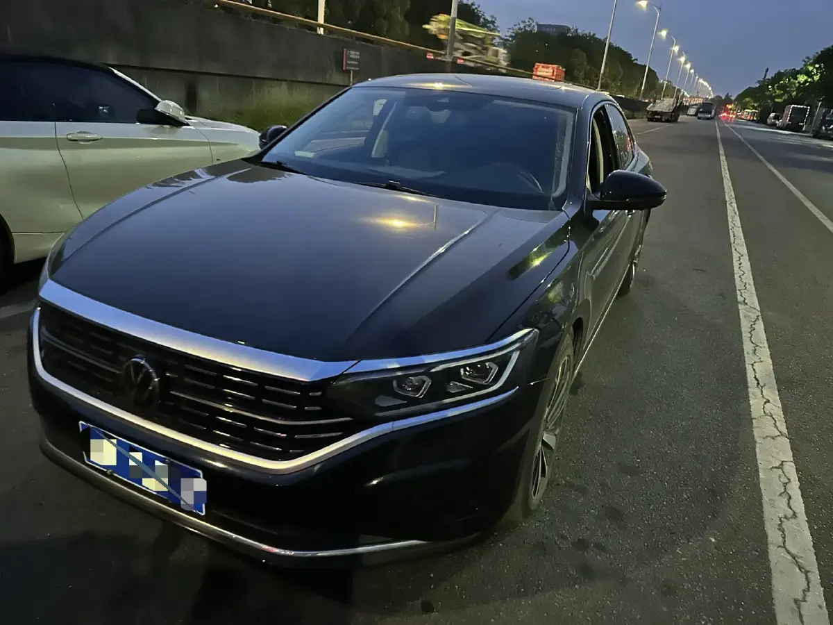 2024 Volkswagen Passat 2.0T 220HP L4 7DCT