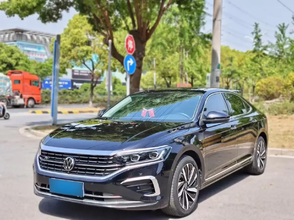 2023 Volkswagen Passat 2.0T 186HP L4 7DCT