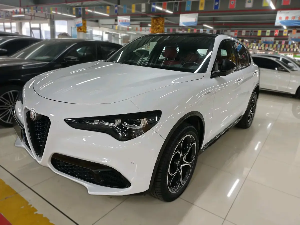 2023 Alfa Romeo Stelvio 2.0T 280HP L4 8AT