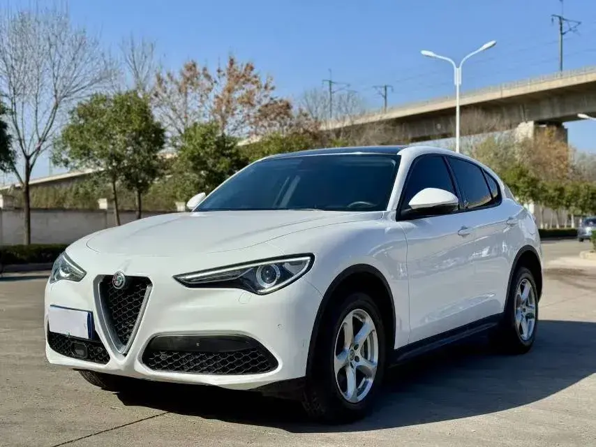 2017 Alfa Romeo Stelvio 2.0T 200HP L4 8AT