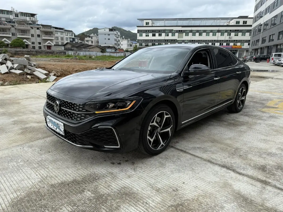 2024 Volkswagen Passat 2.0T 220HP L4 7DCT