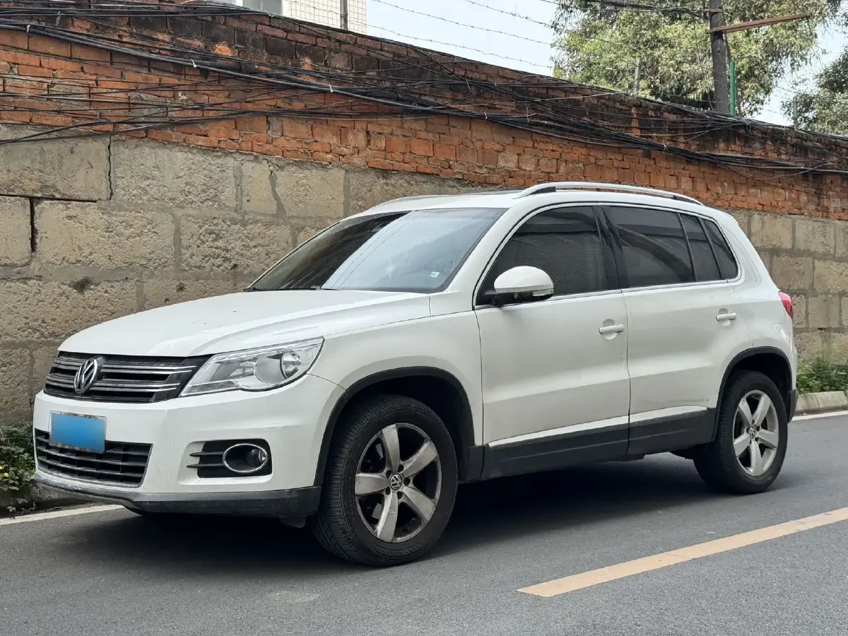 2010 Volkswagen Tiguan 2.0T 200HP L4 6AT