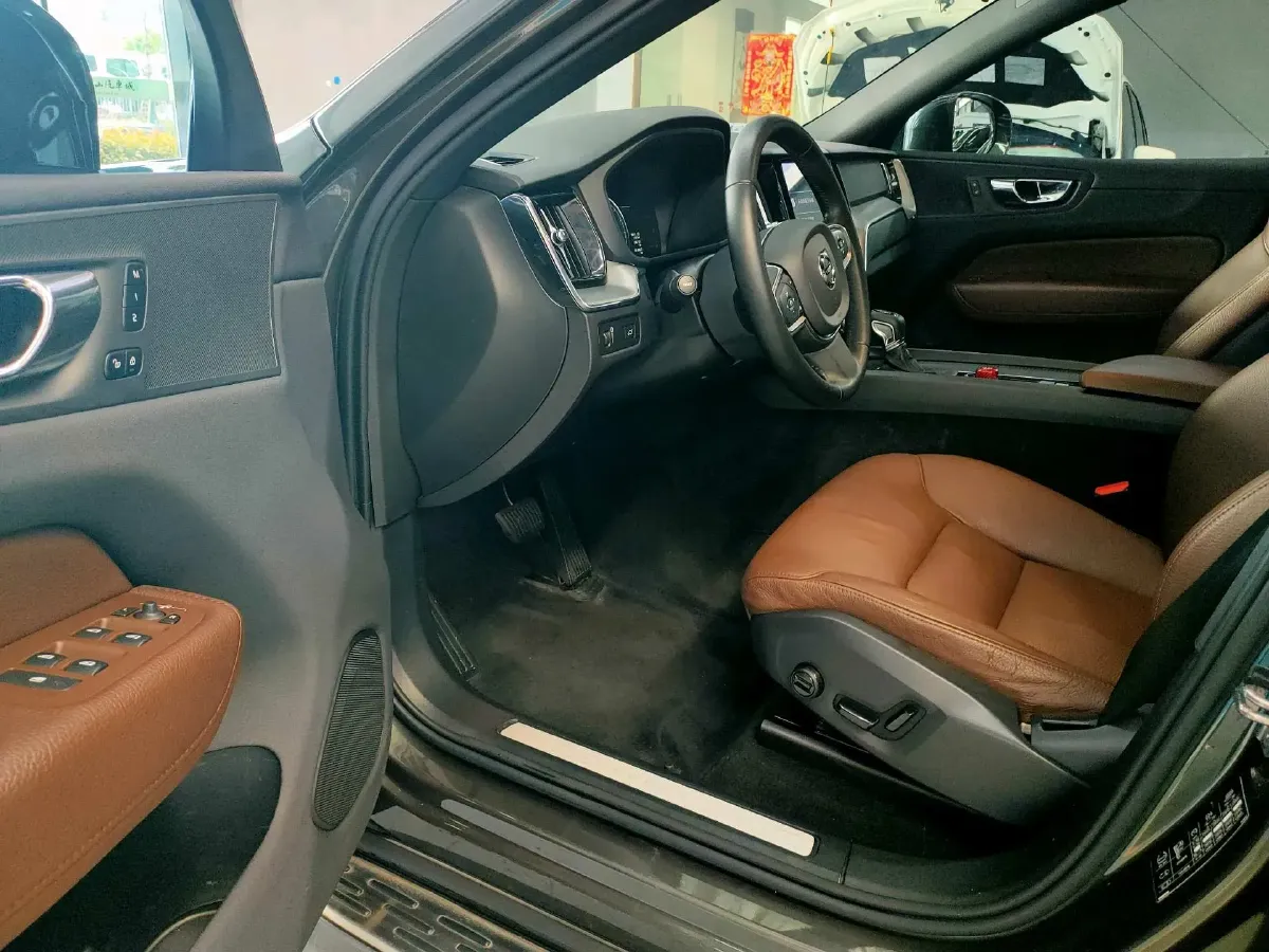 2021 Volvo XC60 2.0T 250HP L4 8AT,autocango,china used car exporter,china ev exporter,chinese used car exporter,chinese used ev exporter